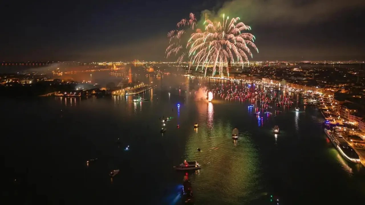 ইতালিতে বর্ণিল আয়োজনে উদযাপন করা হয় ইংরেজি নববর্ষ। ছবি : কালবেলা