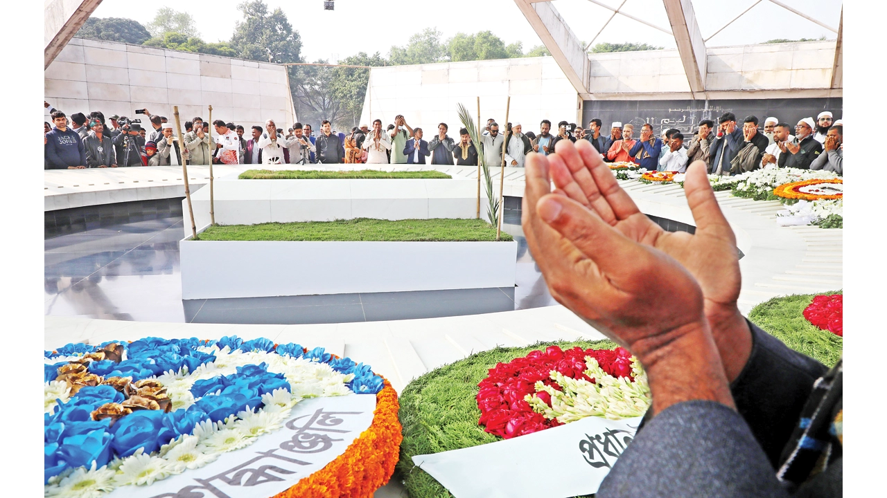 খালেদা জিয়ার কবরে দিনভর মানুষের শ্রদ্ধা