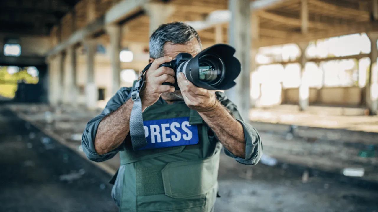 ক্যামেরা হাতে এক সাংবাদিক। ছবি: সংগৃহীত