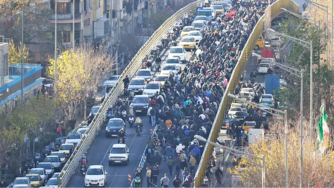 ইরানে কেন বিক্ষোভ ছড়িয়ে পড়ছে