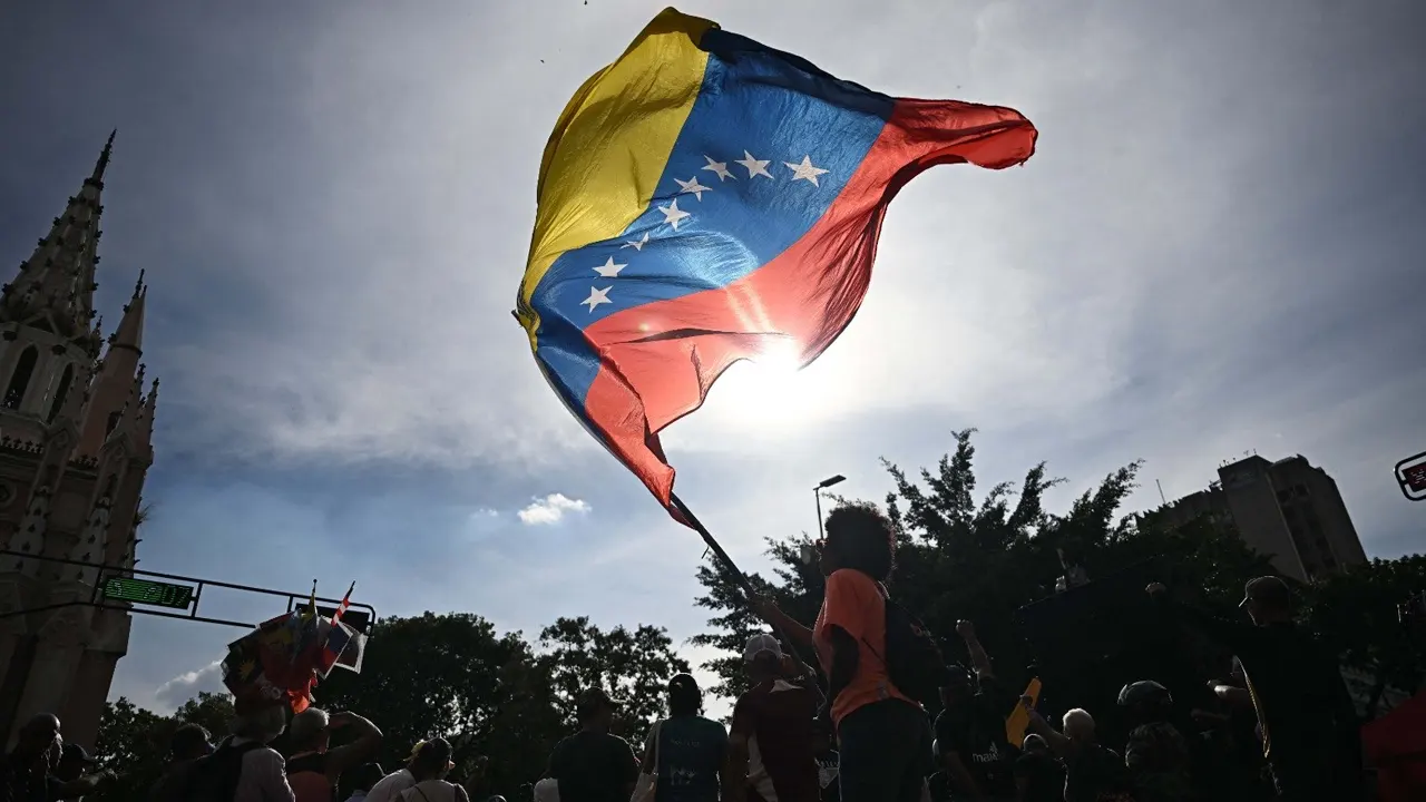 ‘ভেনেজুয়েলা কারও উপনিবেশ নয়’, মাদুরো সমর্থকদের বিক্ষোভ