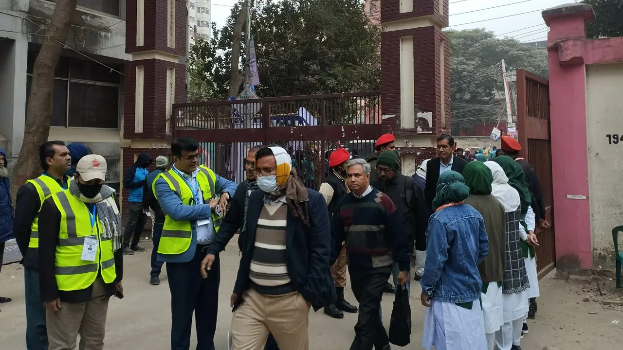 কড়া নজরদারিতে ক্যাম্পাসে শিক্ষক কর্মকর্তাদের প্রবেশ। ছবি : কালবেলা