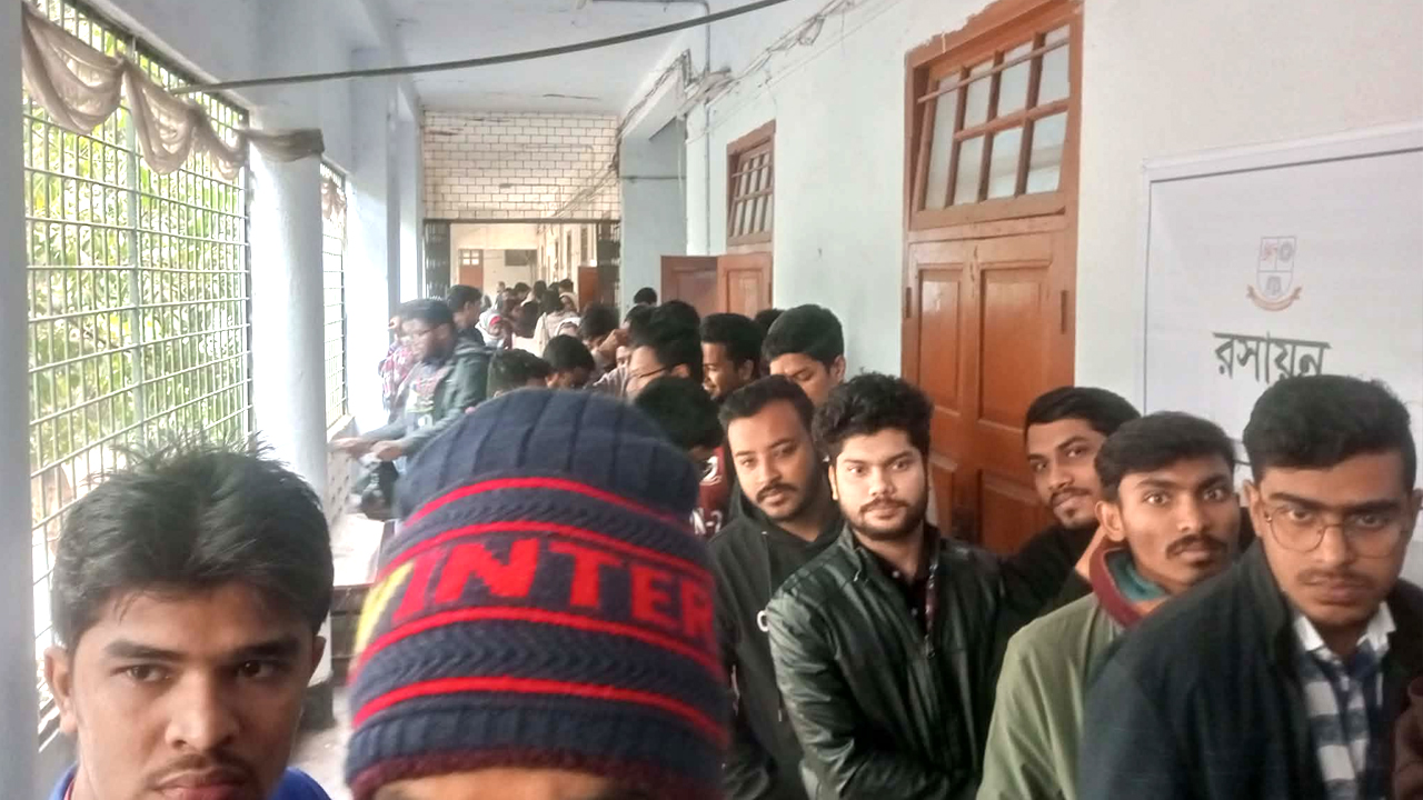 জকসুতে পছন্দের প্রার্থীদের ভোট দিচ্ছেন রসায়ন বিভাগের শিক্ষার্থীরা