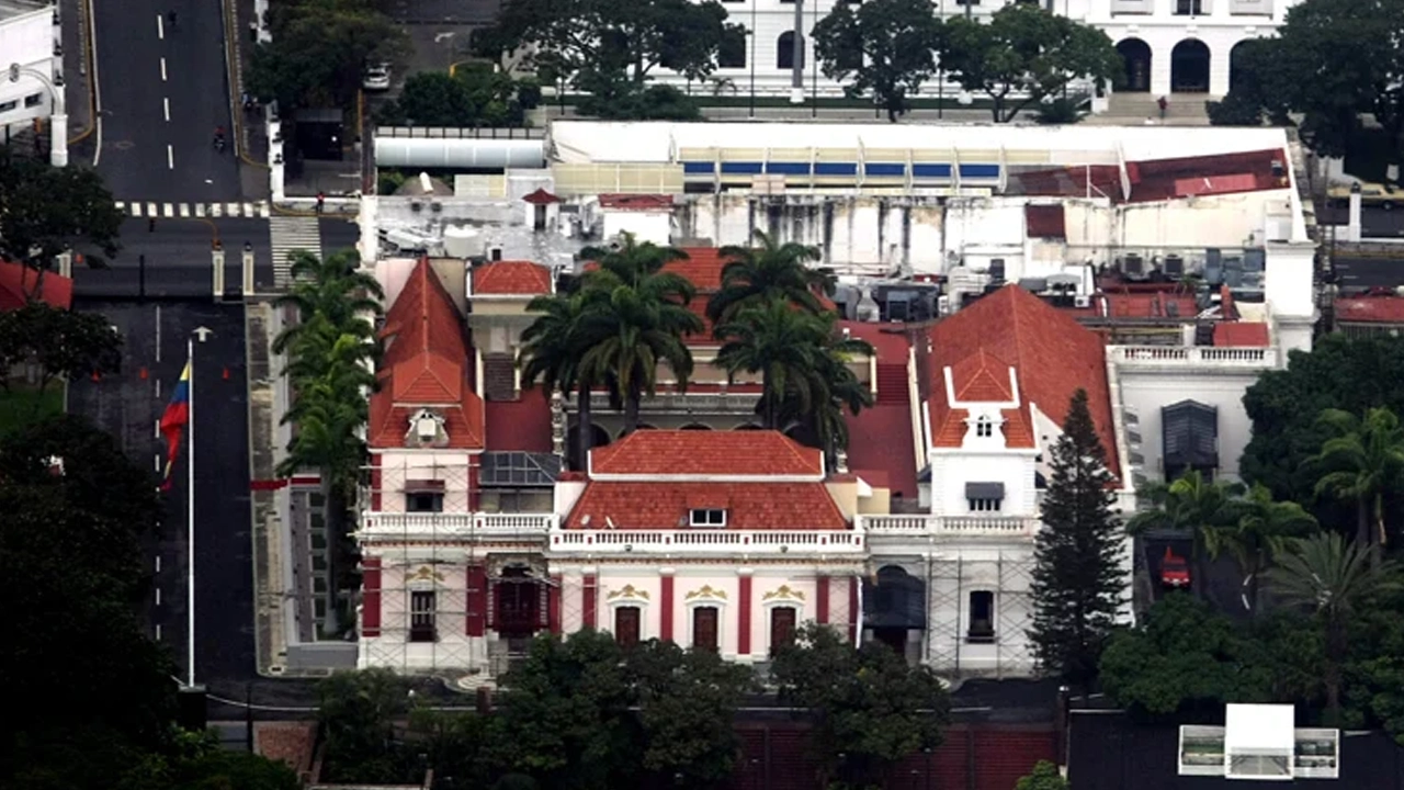 ভেনেজুয়েলায় মাঝরাতে প্রেসিডেন্ট প্রাসাদের কাছে গুলি