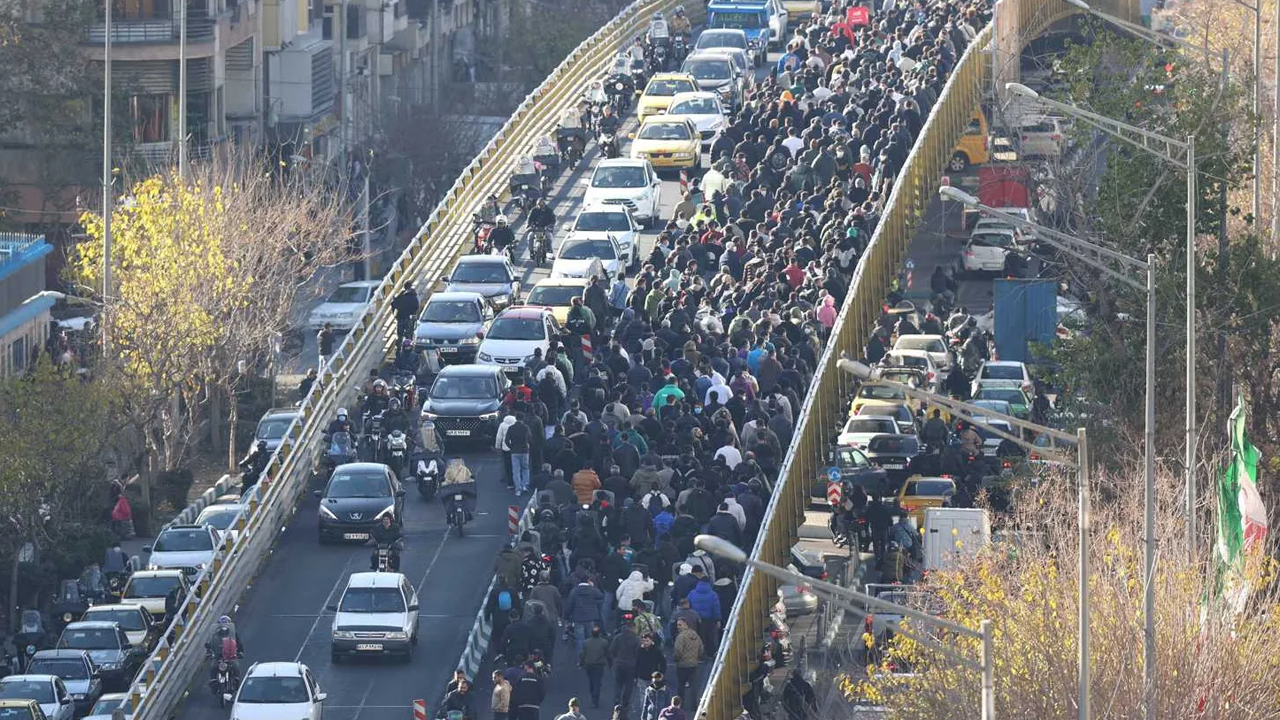 বিক্ষোভে উত্তাল ইরান, নিহত ২৫, গ্রেপ্তার হাজারের বেশি