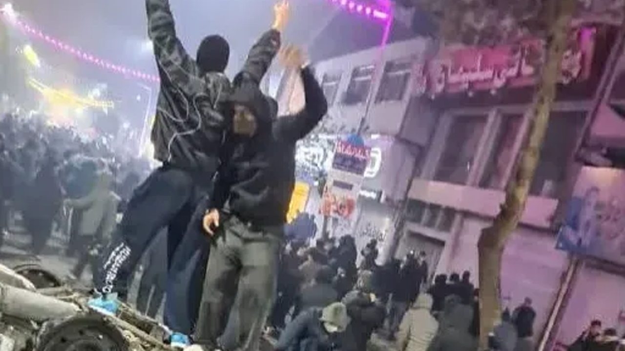 বিক্ষোভে উত্তাল ইরানে নিহত অর্ধশতাধিক