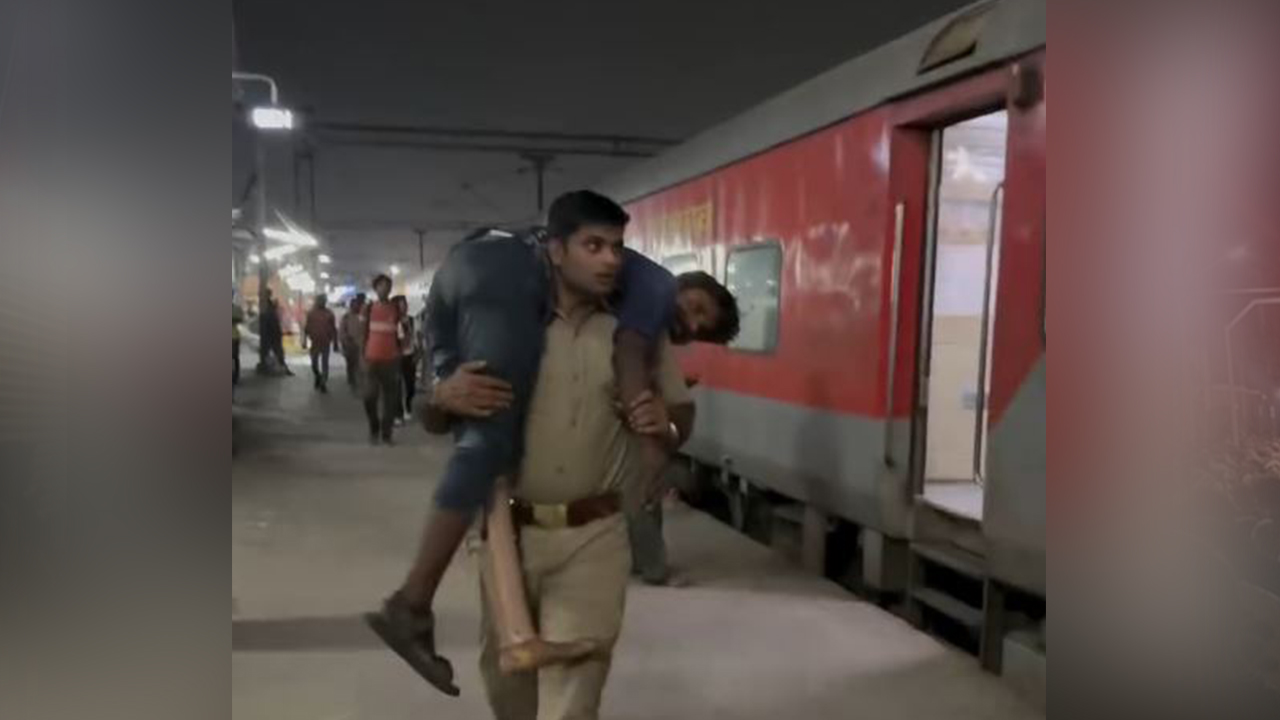 প্রতিবন্ধী যুবককে কাঁধে তুলে পুলিশ কর্মকর্তার দৌড়