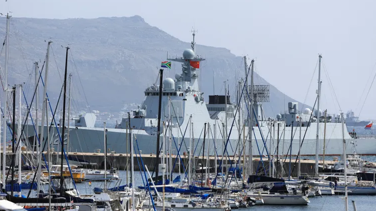 দুই মহাসাগরের সংযোগস্থলে অবস্থান নিল চীন-রাশিয়া-ইরানের যুদ্ধজাহাজ