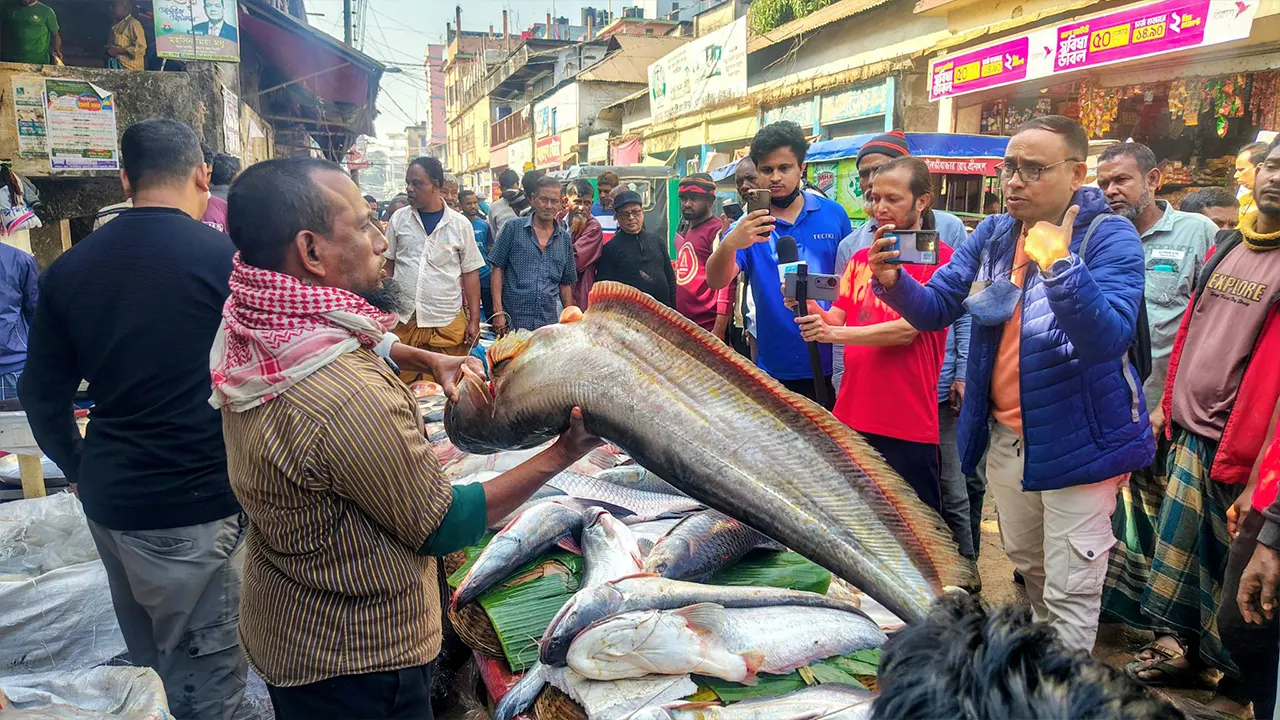 পৌষ সংক্রান্তিতে বসেছে ঐতিহ্যবাহী মাছের মেলা