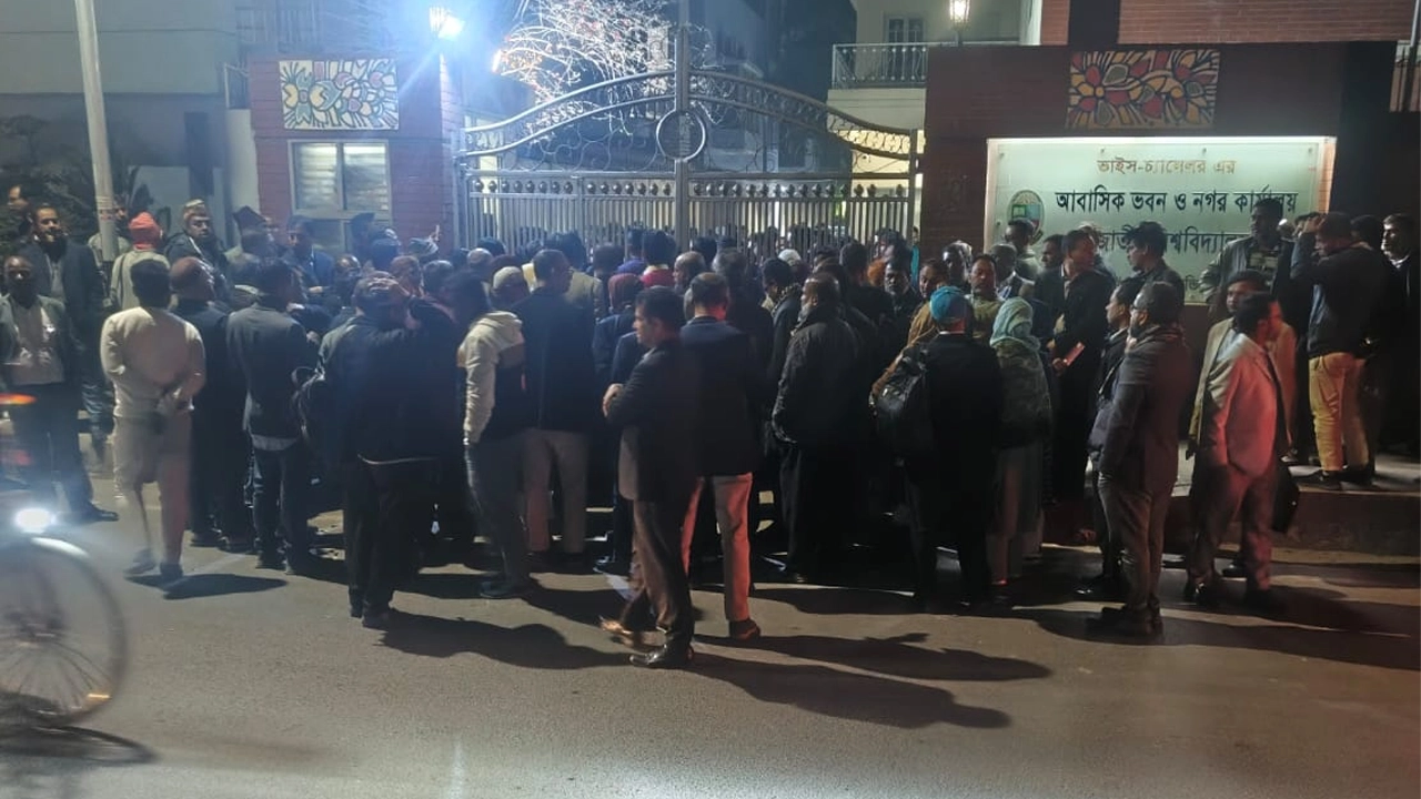 জাতীয় বিশ্ববিদ্যালয়ের ভিসির বাসভবনের সামনে অবস্থান কর্মসূচি