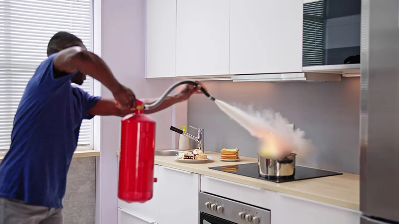 ঘরে আগুন লাগার ঝুঁকি কমাতে জেনে নিন