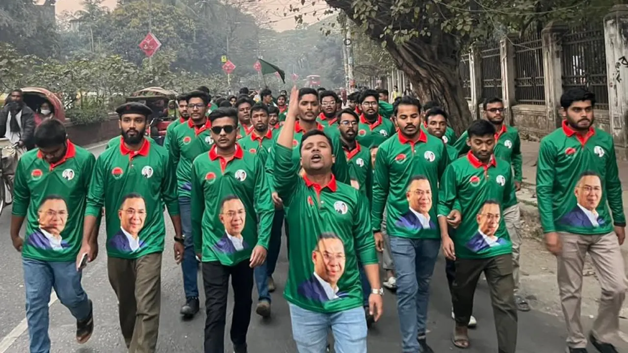 ঢাবিতে ধানের শীষের পক্ষে ছাত্রদল নেতার শুভেচ্ছা মিছিল 