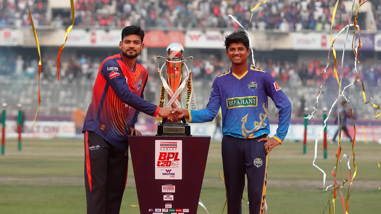 বিপিএলের ফাইনালের ট্রফি নিয়ে দুই অধিনায়ক। ছবি : সংগৃহীত