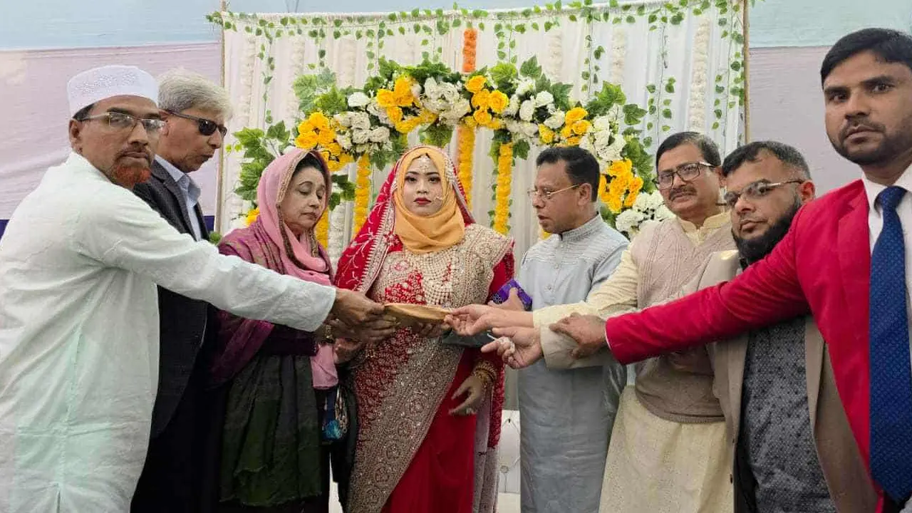 শহীদ জাকিরের মেয়ের হাতে উপহার তুলে দেন ‘আমরা বিএনপি পরিবার’-এর সদস্যরা। ছবি : কালবেলা