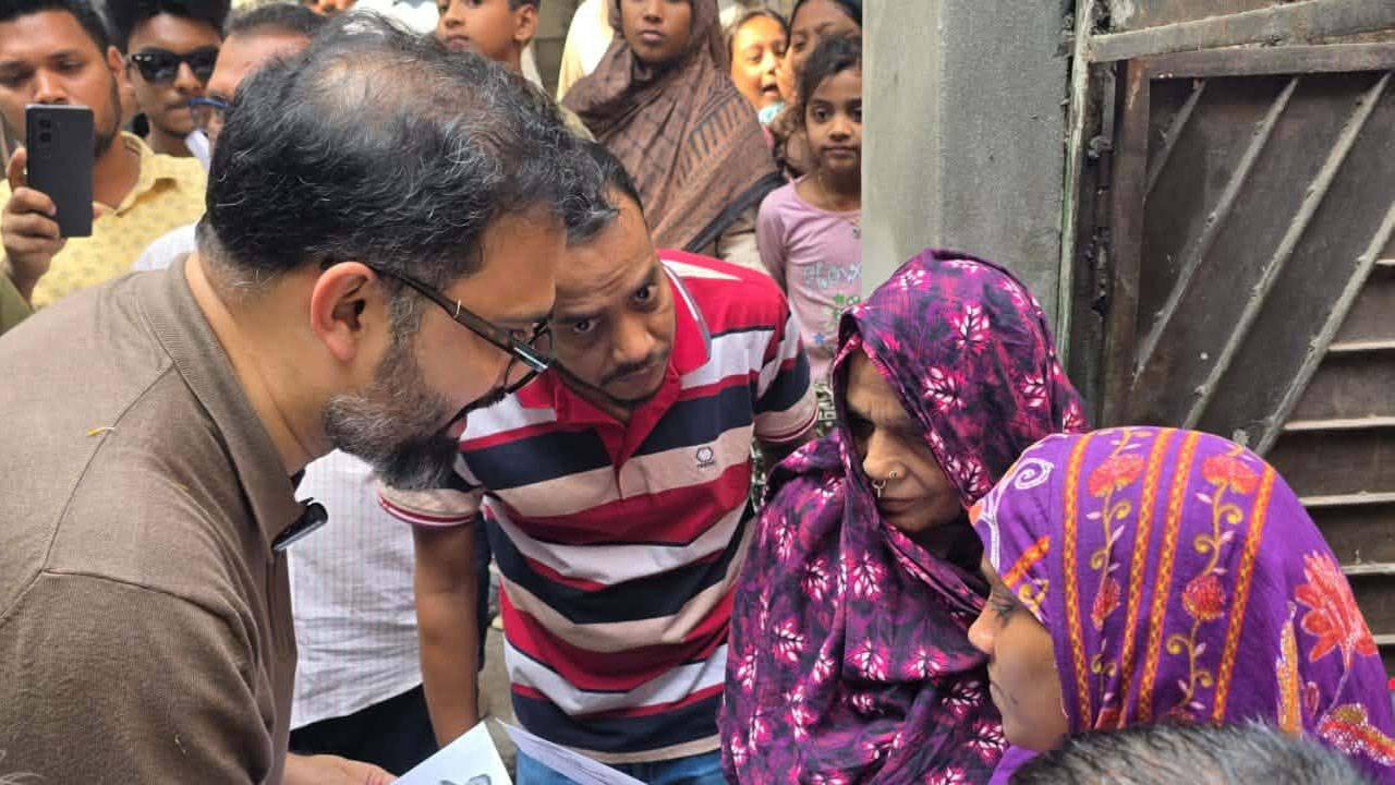 রাজধানীর মিরপুরে গণসংযোগের সময় বিএনপি মনোনীত প্রার্থী এবং জাতীয় ফুটবল দলের সাবেক অধিনায়ক আমিনুল হক। ছবি : কালবেলা