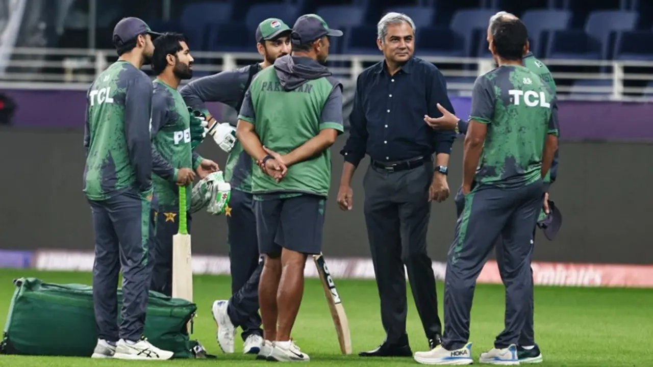 ক্রিকেটারদের সঙ্গে পিসিবি চেয়ারম্যান। ছবি : সংগৃহীত