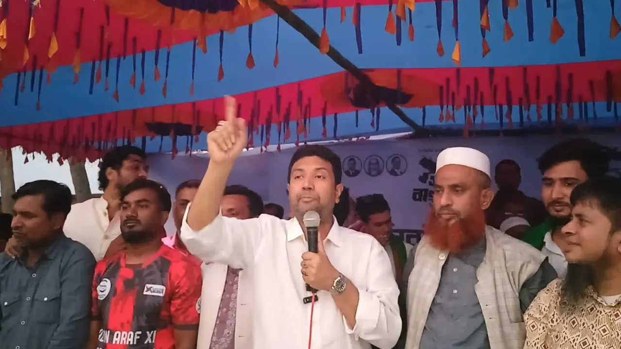 নির্বাচনী সভায় বক্তব্য দেন নজরুল ইসলাম আজাদ। ছবি : কালবেলা