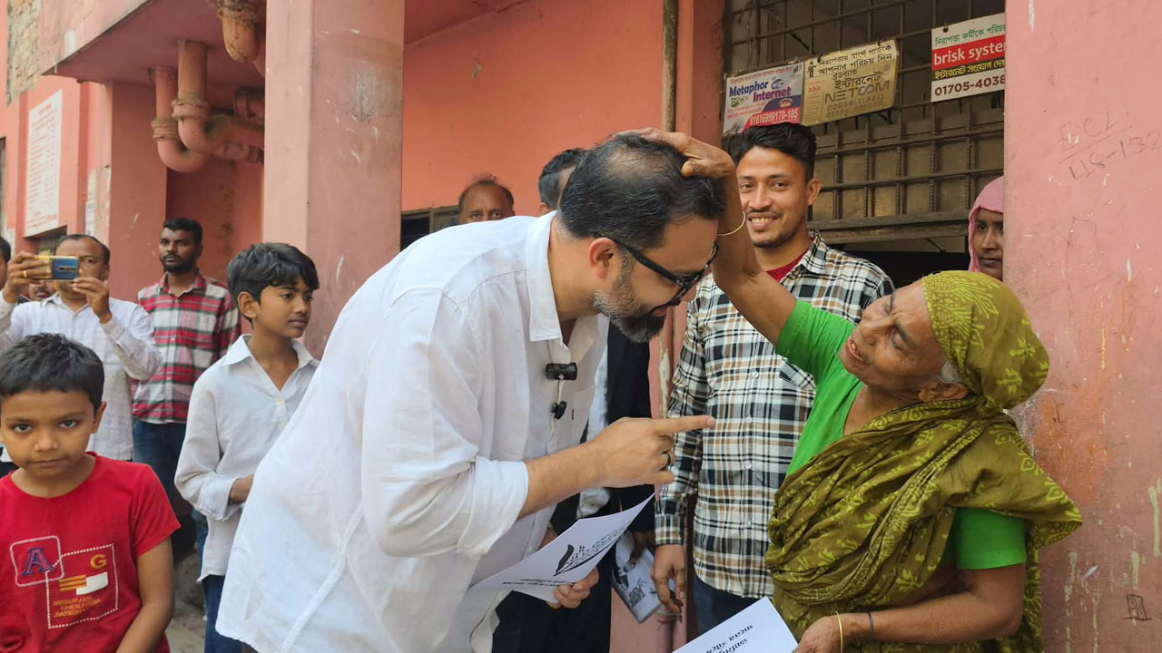 ঢাকা মিরপুর-৬ আসনে নির্বাচনী প্রচারের পঞ্চম দিনের গণসংযোগে আমিনুল হক | ছবি : কালবেলা