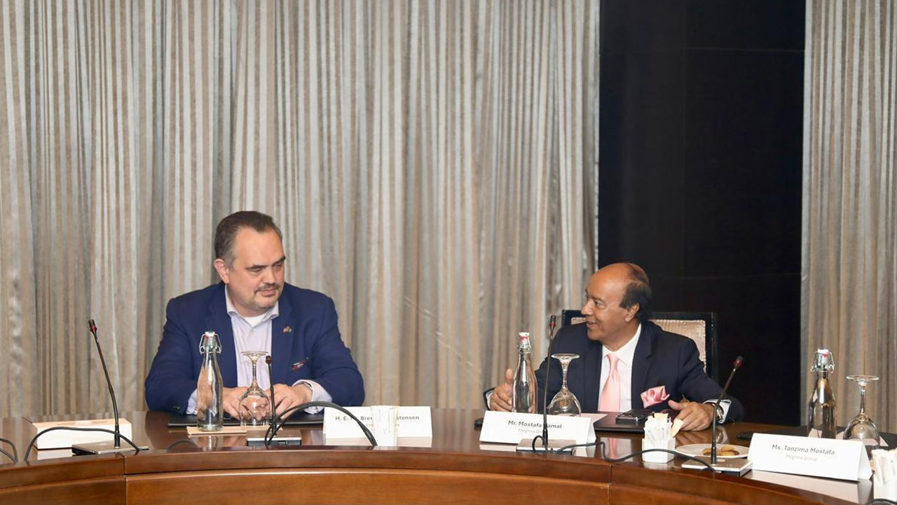 চট্টগ্রাম বন্দর পরিদর্শন শেষে ঘণ্টাব্যাপী  বিশেষ বৈঠকে যুক্তরাষ্ট্রের রাষ্ট্রদূত ব্রেন্ট টি. ক্রিস্টেনসেন। ছবি : সংগৃহীত