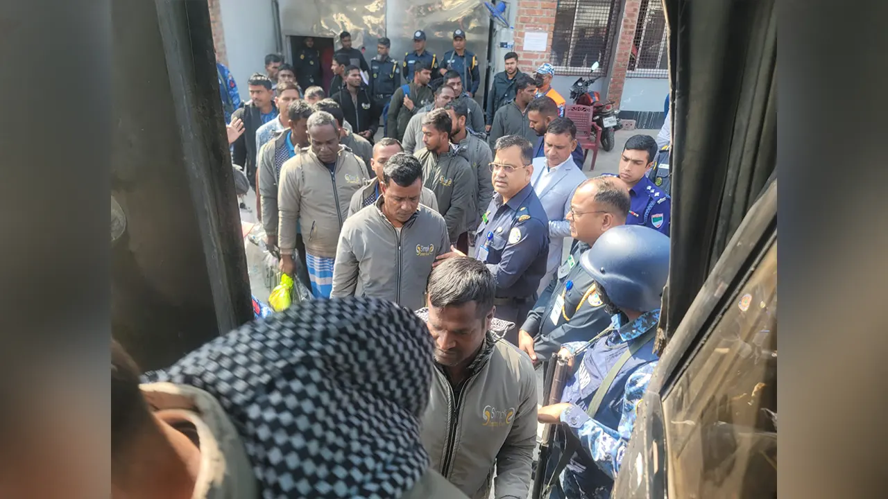 ভারতীয় ২৩ জেলেকে কোস্টগার্ডের কাছে বুঝিয়ে দেওয়া হয়। ছবি : কালবেলা