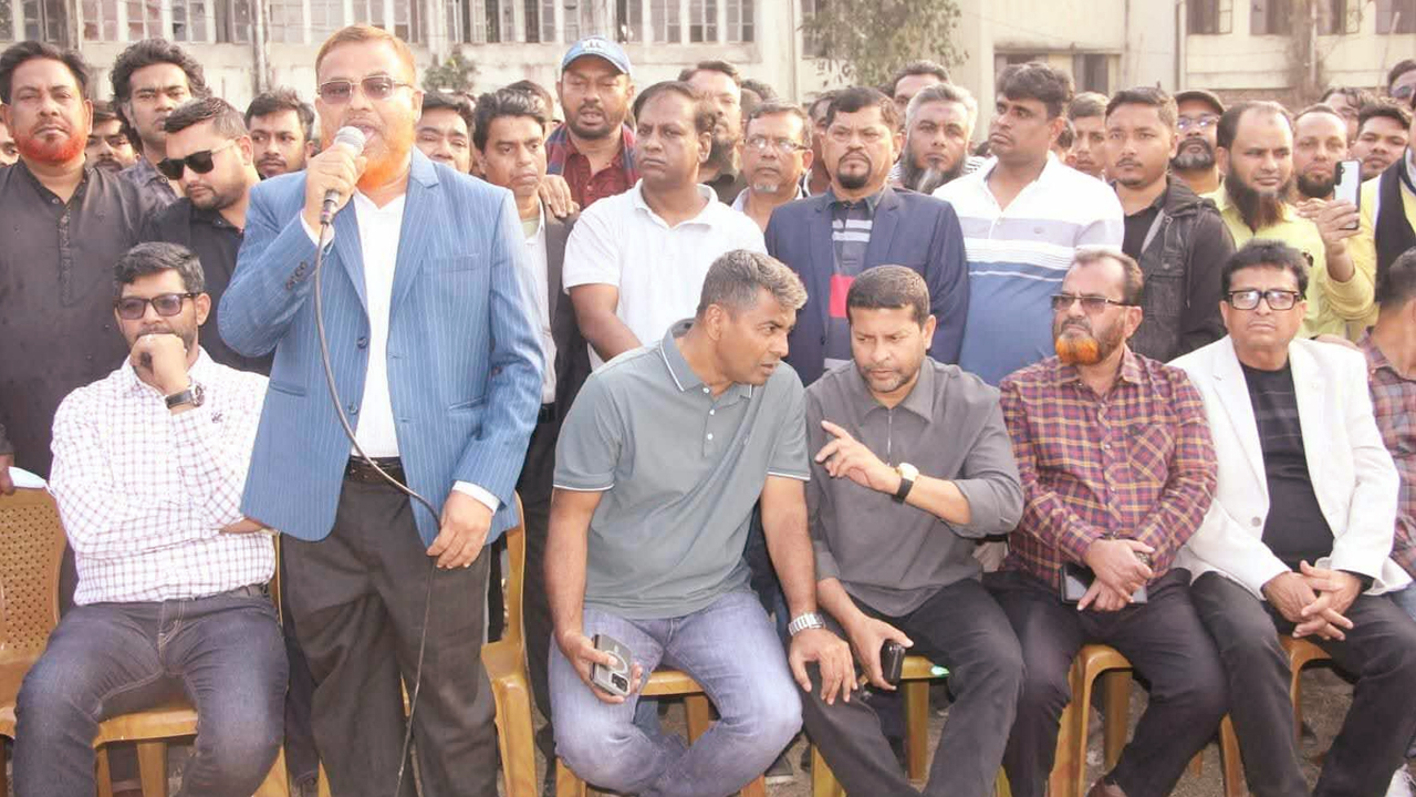 ঢাকা ১৮ আসনের উত্তরা ৬ নং সেক্টরস্থ ঈদগাহ মাঠে জনসভা মঞ্চ পরিদর্শনে মহানগর উত্তর বিএনপির সদস্য সচিব মোস্তফা জামান জানান | ছবি : কালবেলা