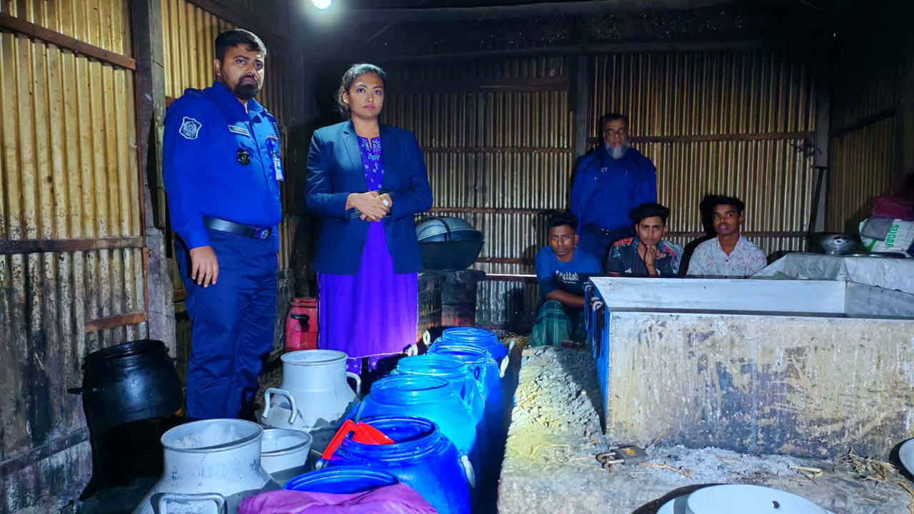 পাবনার বেড়ার নাকালিয়া বাজারে নকল দুধ তৈরির ২টি কারখানায় অভিযান | ছবি : কালবেলা