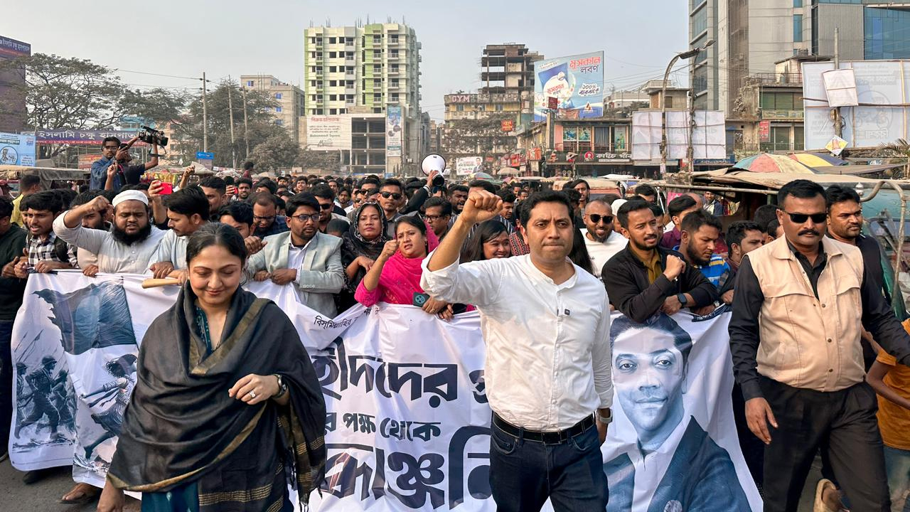রাজধানীতে জুলাই যোদ্ধাদের সঙ্গে নিয়ে এক বর্ণাঢ্য র‍্যালিতে ঢাকা-১৩ আসনের বিএনপি মনোনীত প্রার্থী ববি হাজ্জাজ ও তার স্ত্রী সিনিয়র আইনজীবী ব্যারিস্টার রাশনা ইমাম | ছবি : কালবেলা