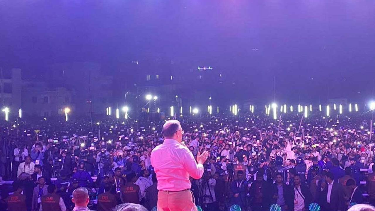 নওগাঁর এটিম মাঠে অনুষ্ঠিত এক নির্বাচনী জনসভায় তারেক রহমান । ছবি : সংগৃহীত