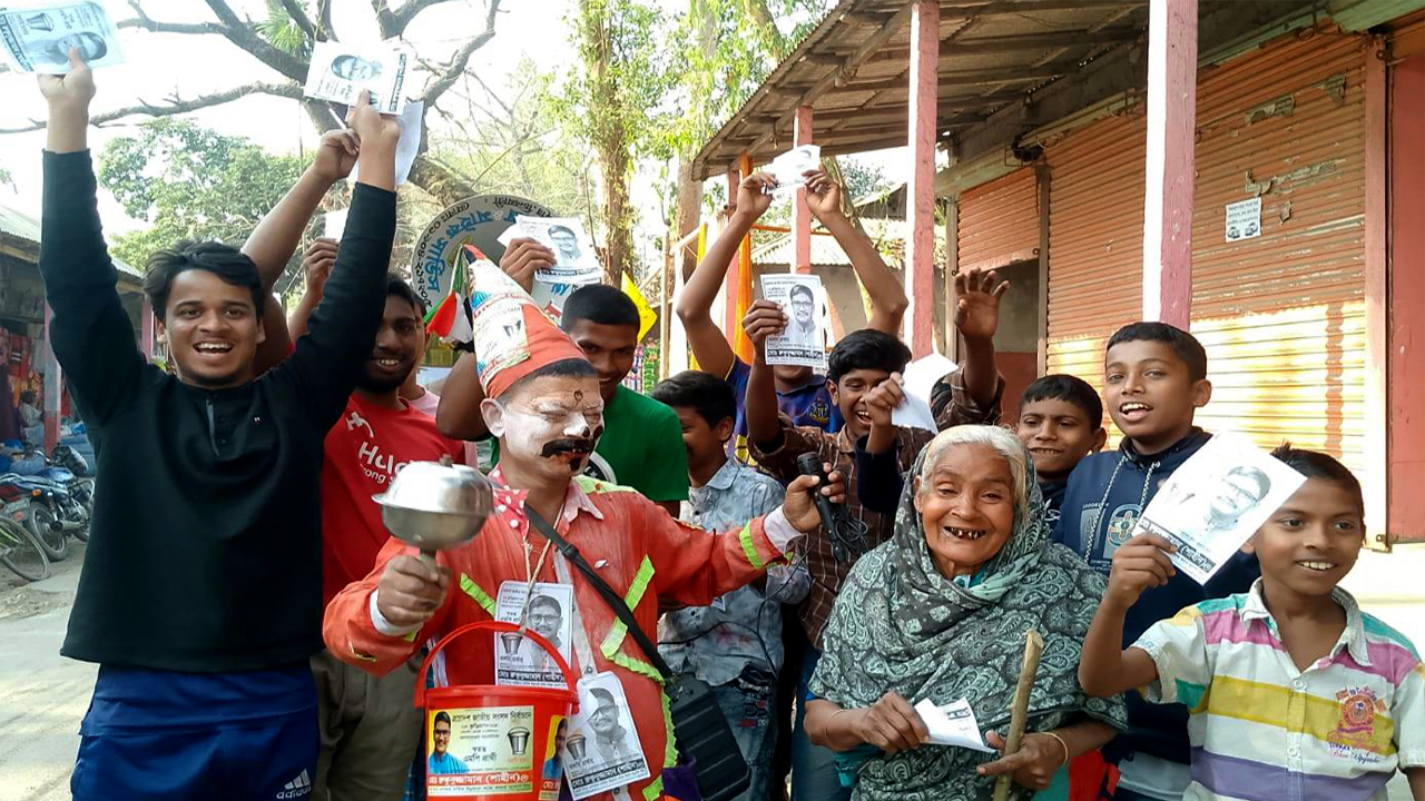 নির্বাচনী প্রচারণায় নজর কাড়ছে ‘জোকার’ । ছবি : কালবেলা