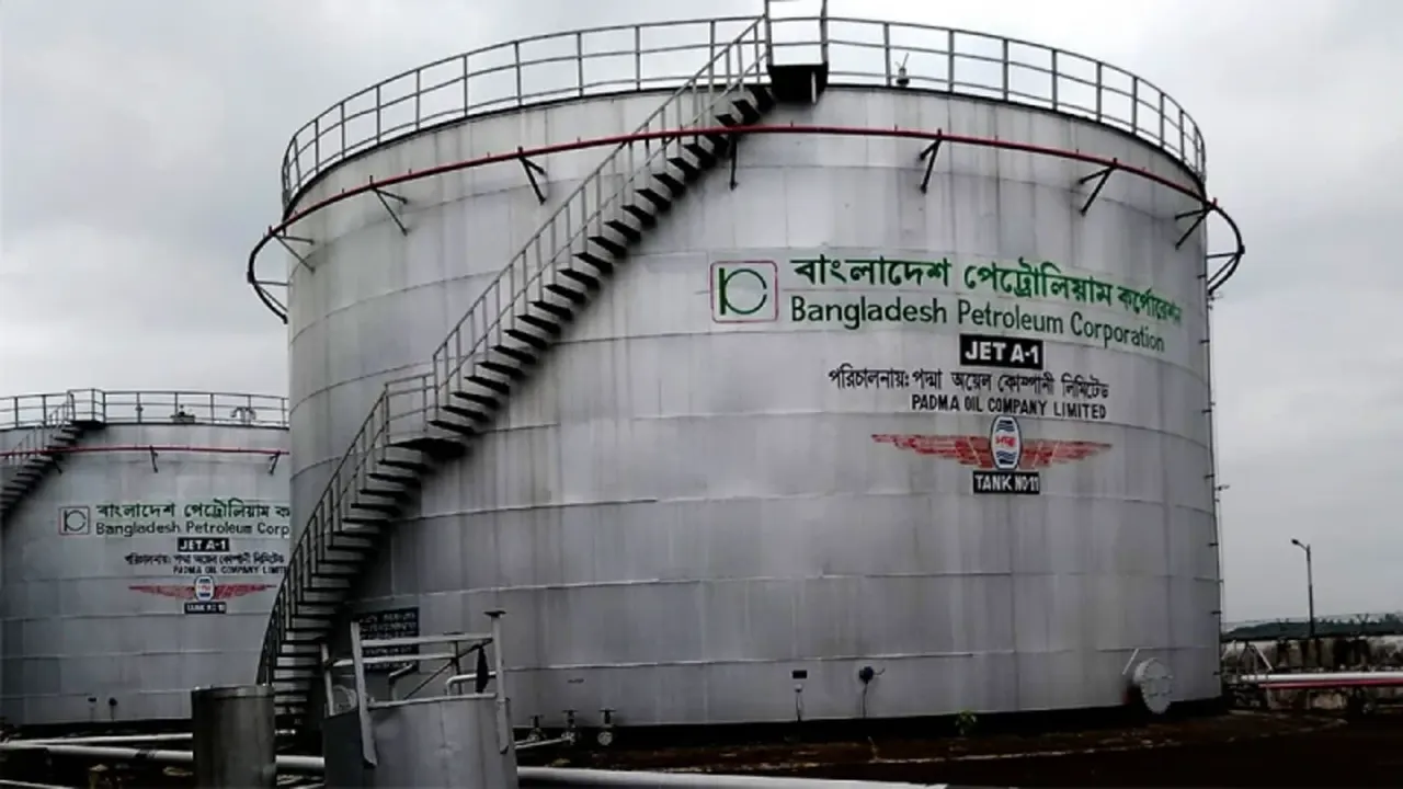 বেশি দামে তেল বিক্রি করায় তোপের মুখে বিপিসি