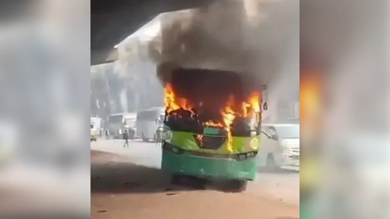 রাজধানীতে বাসে আগুন