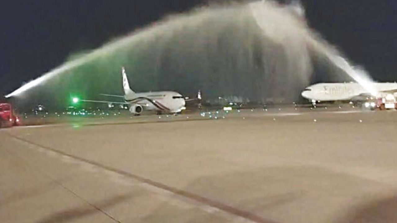 ওয়াটার ক্যানন স্যালুটের মাধ্যমে বাংলাদেশ বিমানকে বরণ করে নিল পাকিস্তান