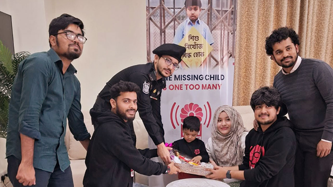 উদ্ধারের পর উপহৃত শিশুটিকে পরিবারের কাছে হস্তান্তর করেছে র‍্যাব। ছবি : সংগৃহীত