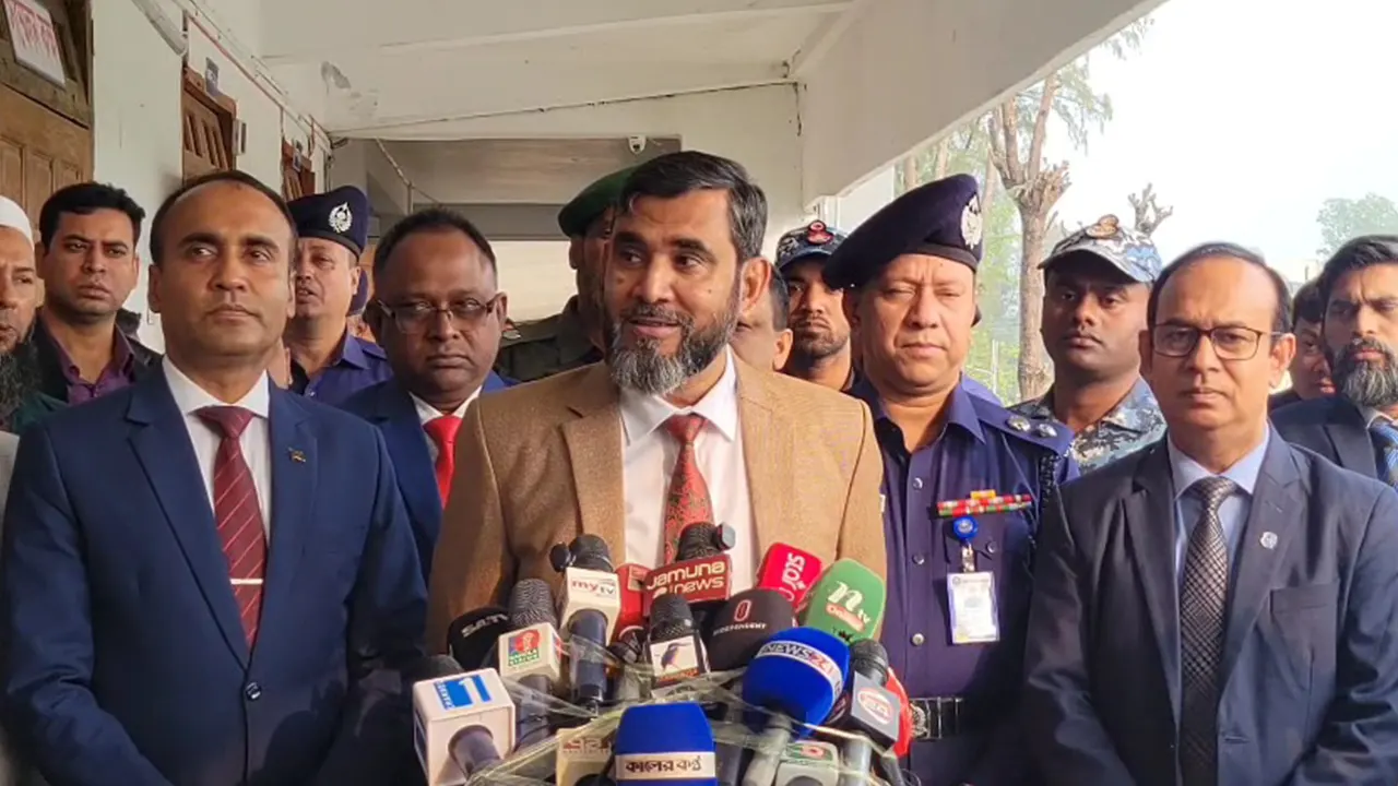 পটুয়াখালীতে সাংবাদিকদের সঙ্গে কথা বলেন ইসি আবুল ফজল মো. সানাউল্লাহ। ছবি : কালবেলা