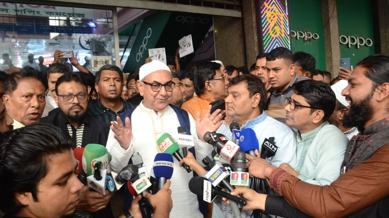 রাজধানীর শান্তিনগর ইস্টার্ন প্লাস মার্কেটে গণসংযোগকালে সাংবাদিকদের সঙ্গে মির্জা আব্বাস। ছবি : কালবেলা