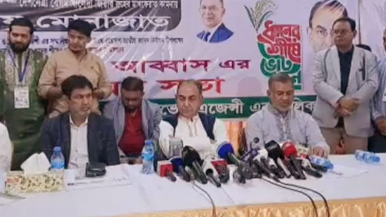 রাজধানীর পল্টনে  হজ এজেন্সি, রিক্রুটিং এজেন্সি ও ট্রাভেল এজেন্সির মালিকদের সঙ্গে মতবিনিময় সভায় মির্জা আব্বাস। ছবি : কালবেলা