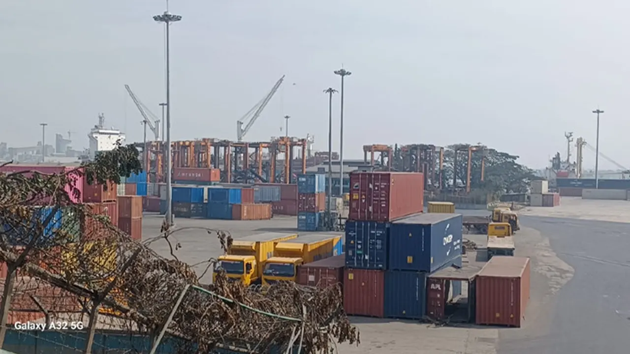 বন্ধ রয়েছে চট্টগ্রাম বন্দরের কনটেইনার ও পণ্য ওঠানামা। ছবি : কালবেলা