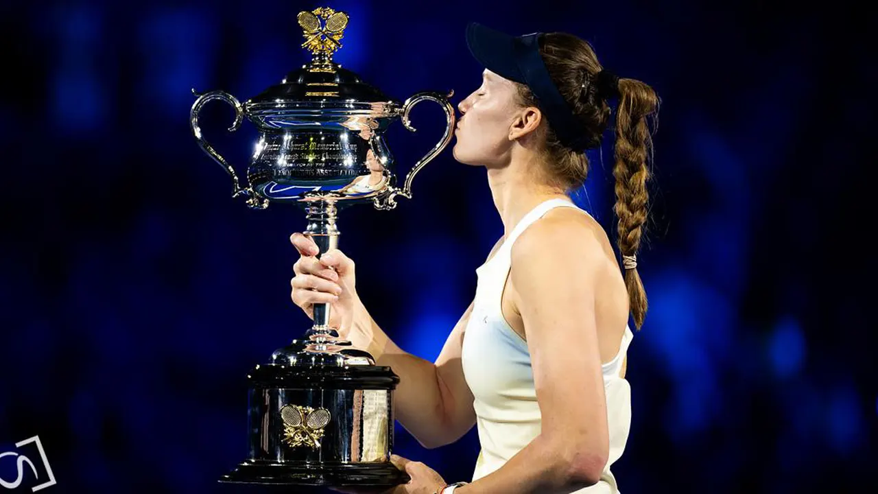 স্বপ্নের ট্রফিতে চুমো আঁকছেন এলিনা রিবাকিনা। ছবি : সংগৃহীত