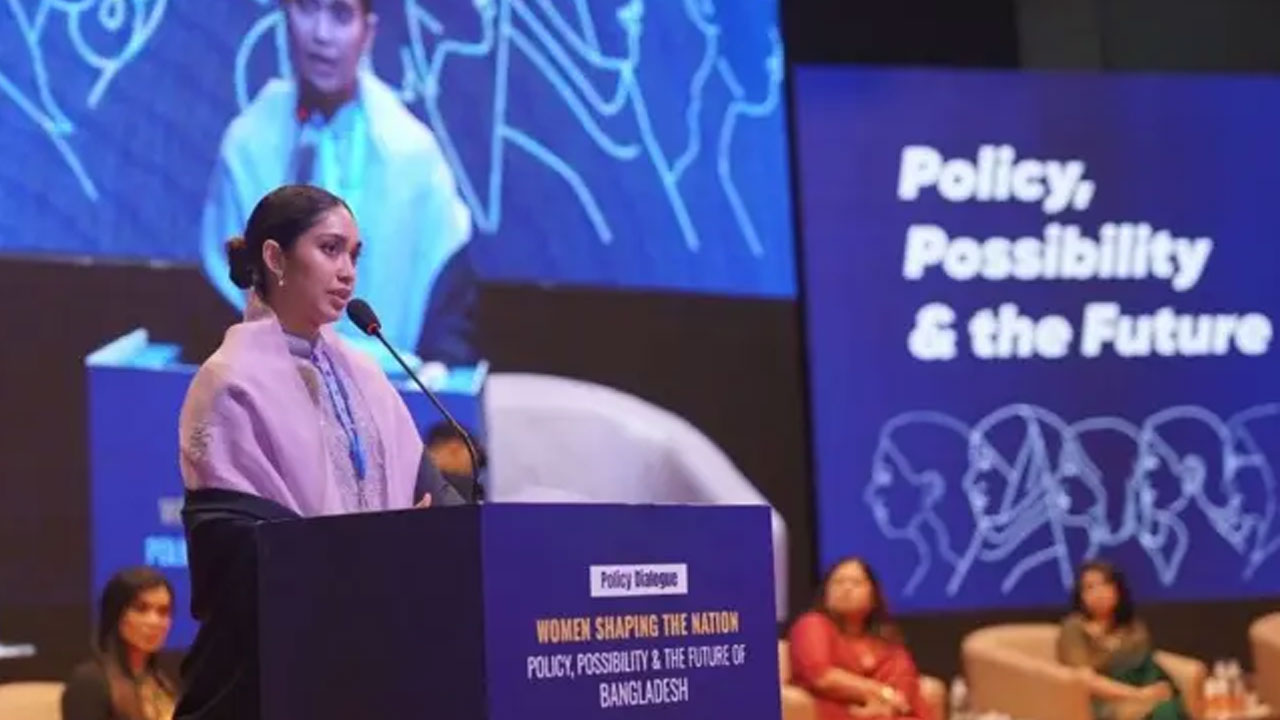 ১৮ জানুয়ারি উইমেন শেপিং দ্য নেশন : পলিসি, পসিবিলিটি অ্যান্ড দ্য ফিউচার অব বাংলাদেশ' শীর্ষক অনুষ্ঠানে বক্তব্য রাখেন জাইমা রহমান : ছবি : বিবিসি বাংলা