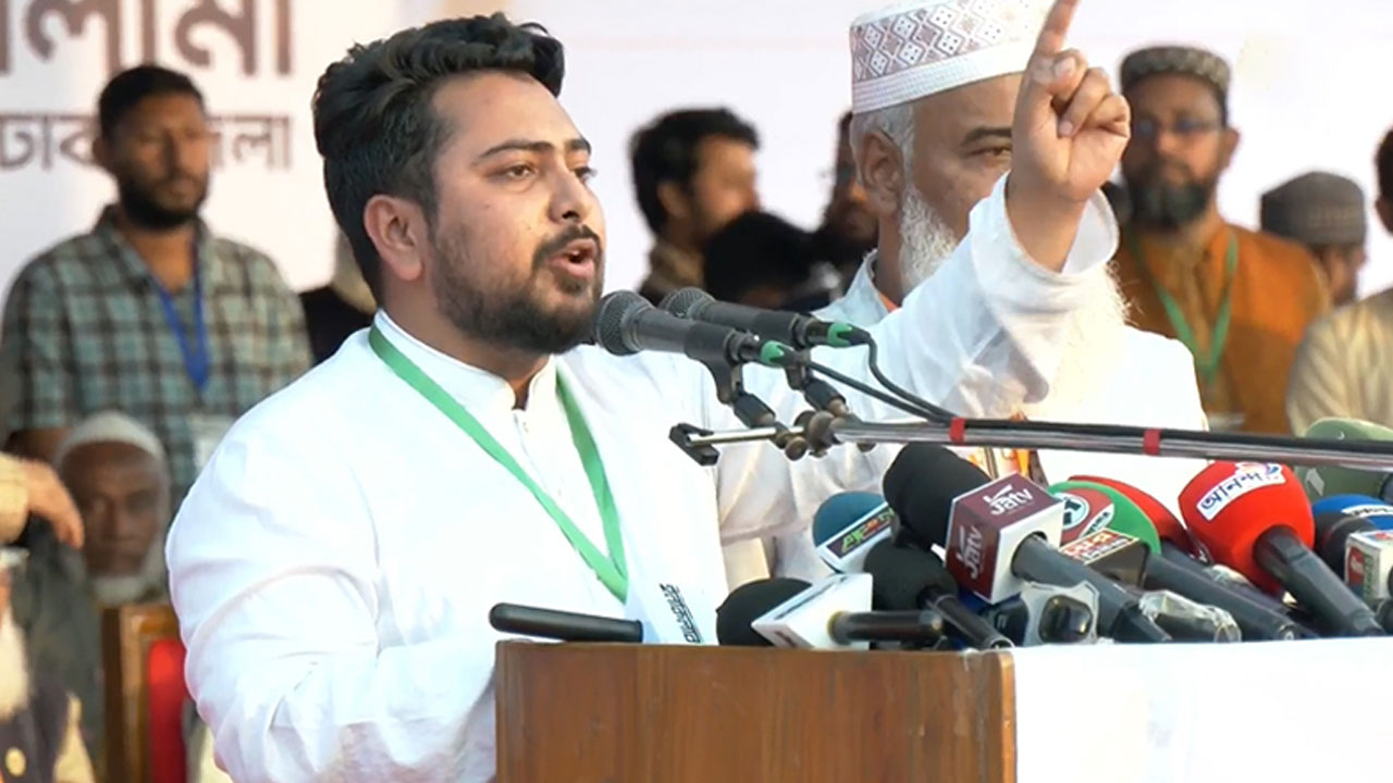 কেরানীগঞ্জে ১১ দলীয় জোটের নির্বাচনী জনসভায় বক্তব্যকালে নাহিদ ইসলাম। ছবি : সংগৃহীত