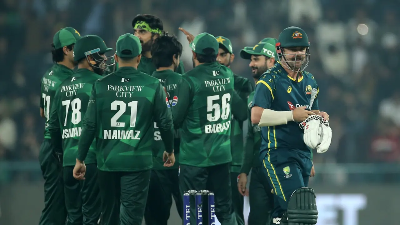 উইকেট লাভের পর পাকিস্তান শিবিরে উদযাপন। ছবি : সংগৃহীত