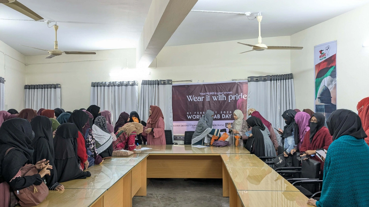 রাকসু উদ্যোগে দুই শতাধিক নারী শিক্ষার্থীকে বিনামূল্যে হিজাব দেওয়া হয়। ছবি : কালবেলা