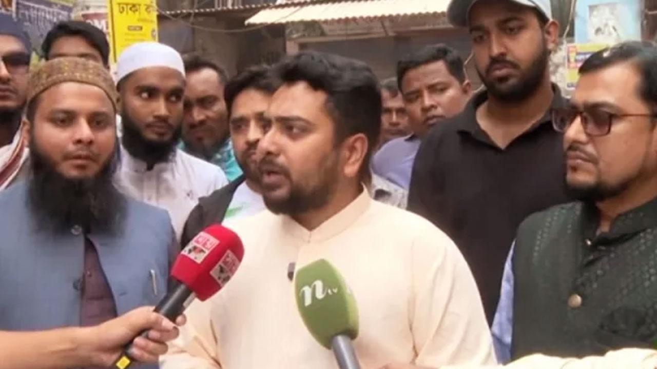 রাজধানীর সাঈদনগর এলাকায় নির্বাচনী প্রচারকালে জাতীয় নাগরিক পার্টির আহ্বায়ক নাহিদ ইসলাম | ছবি : সংগৃহীত