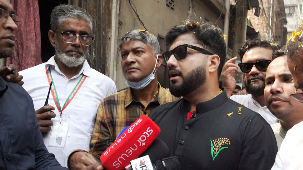 রাজধানীর সূত্রাপুরের কাঁচা বাজারে গণসংযোগকালে বিএনপির প্রার্থী ইঞ্জিনিয়ার ইশরাক হোসেন | ছবি : কালবেলা