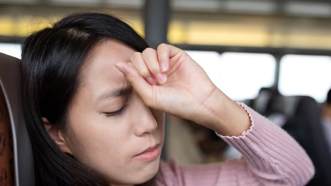 বাসে বমি হয়? কীভাবে এটি কাটাতে পারবেন জানুন