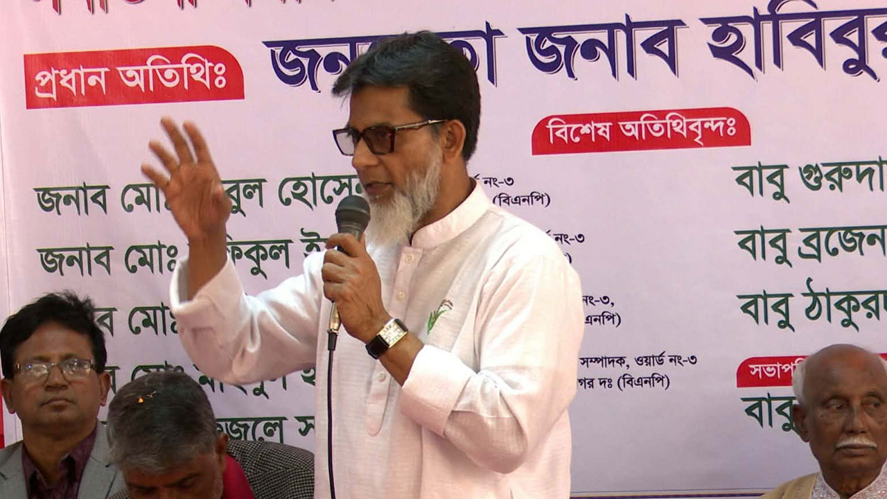 রাজধানীর মেরাদিয়া হিন্দুপল্লিতে সনাতন ধর্মাবলম্বীদের সঙ্গে এক মতবিনিময় ঢাকা-৯ আসনের বিএনপির প্রার্থী হাবিবুর রশিদ হাবিব | ছবি : কালবেলা
