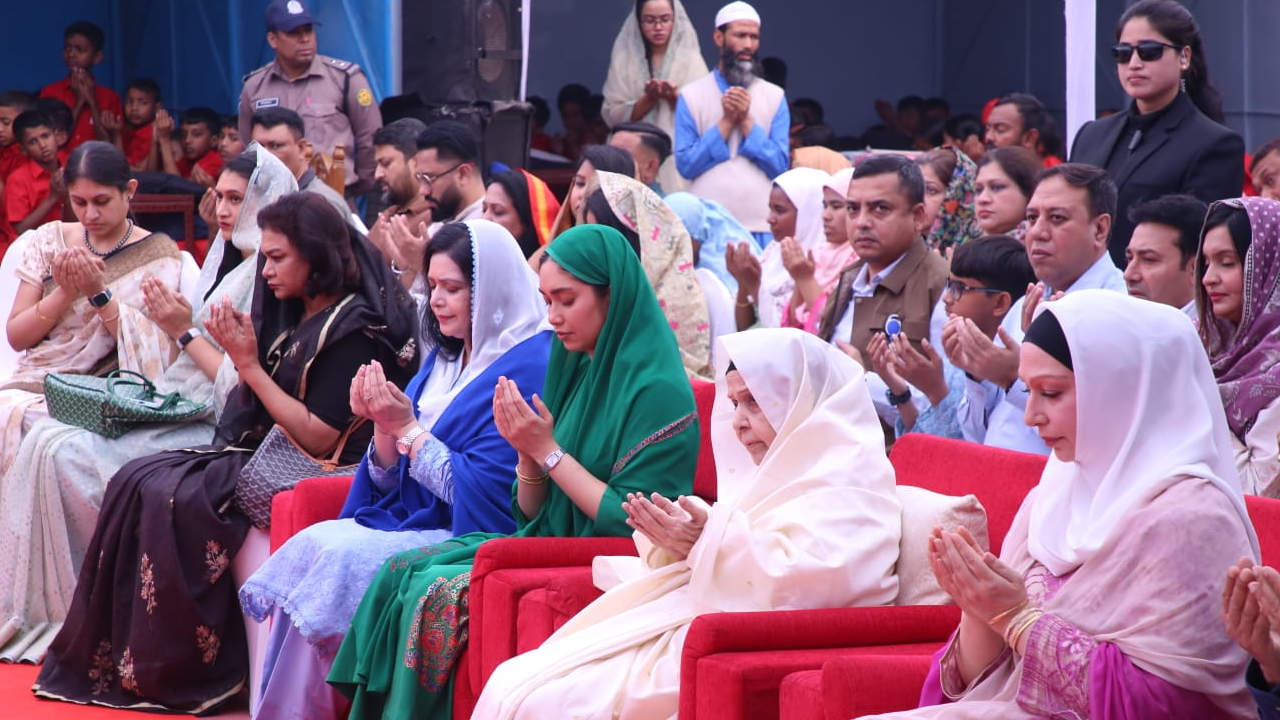 মোনাজাতে অংশ নেন অতিথিরা। ছবি : কালবেলা