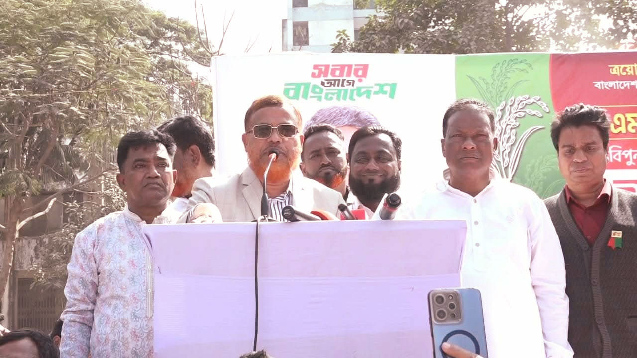 রাজধানীর তুরাগের কামারপাড়া হাইস্কুল এন্ড কলেজ মাঠে ঢাকা-১৮ আসনে বিএনপির মনোনীত প্রার্থীর নির্বাচনী সমাবেশে প্রধান অতিথির বক্তব্যে মোস্তফা জামান | ছবি : কালবেলা