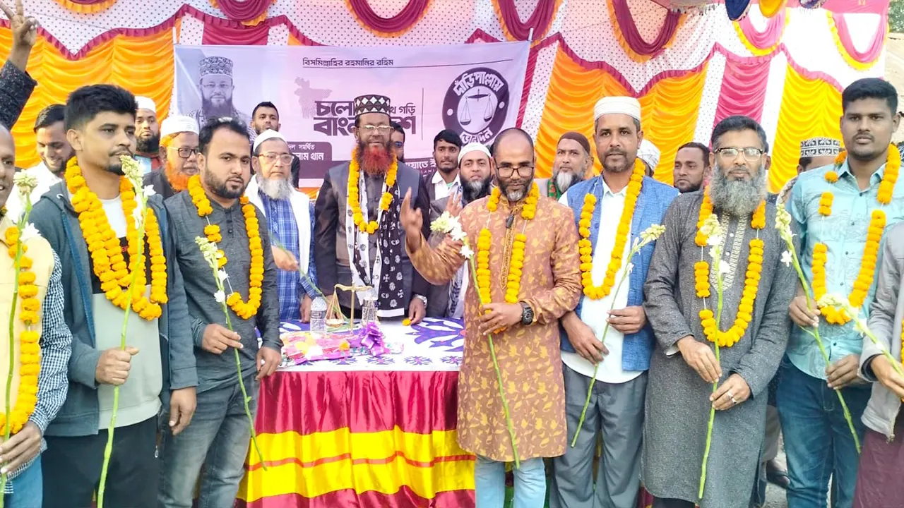 জামায়াত মনোনীত প্রার্থীর হাতে ফুল দিয়ে যোগদান করছেন গণঅধিকার পরিষদের নেতাকর্মীরা। ছবি : কালবেলা