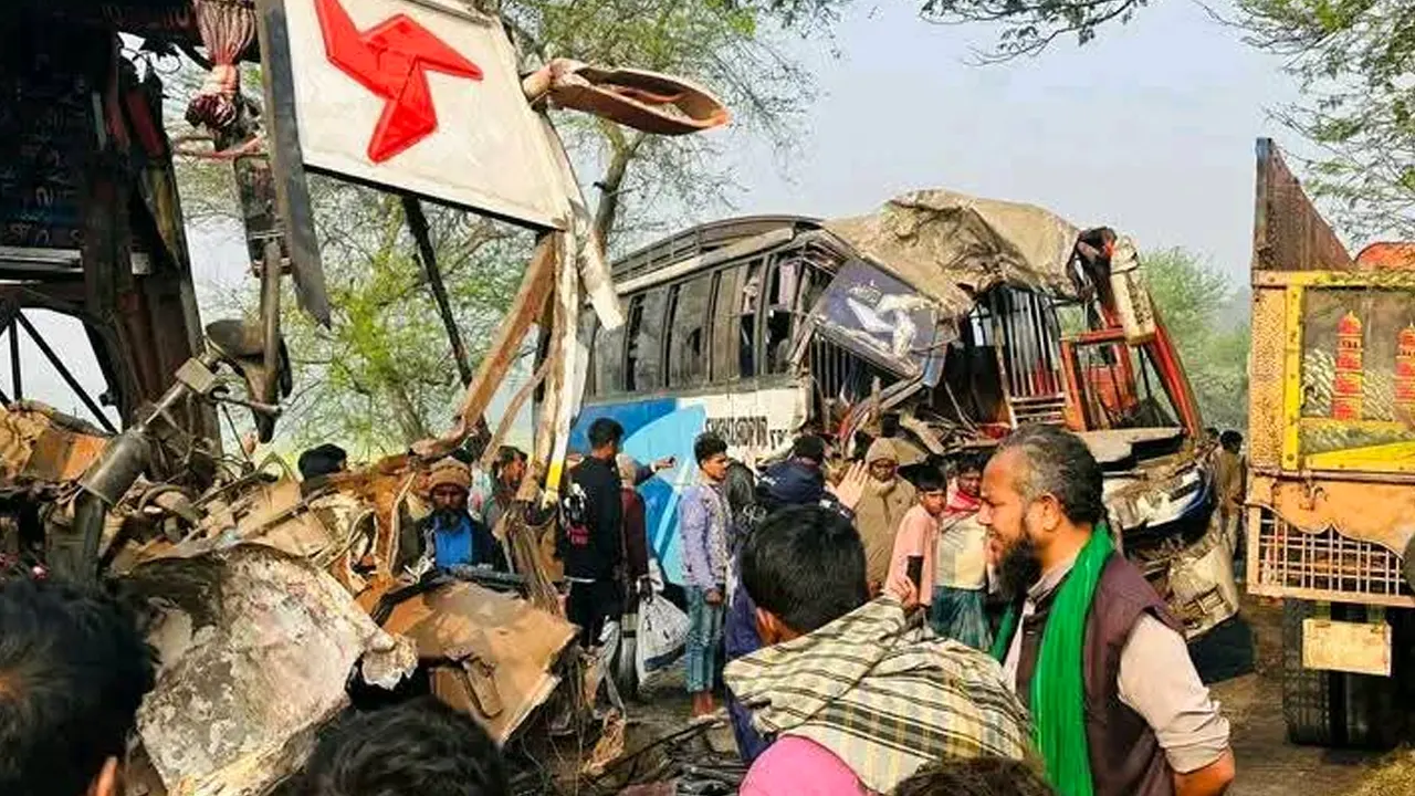 দুই যাত্রীবাহী বাসের সংঘর্ষে দুইজন নিহত হয়েছেন। ছবি : কালবেলা
